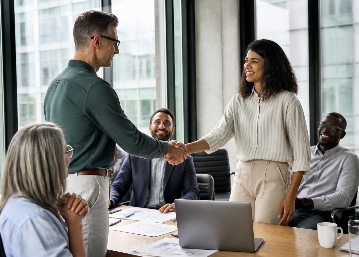 Equipe empresarial em reunião sobre seguro empresarial